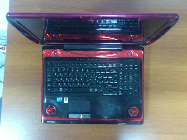 мощный игровой красный ноутбук Toshiba Qosmio X300: фото вид сверху