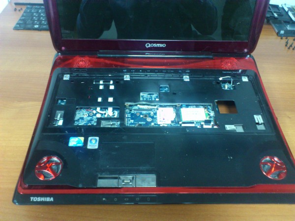 мощный игровой красный ноутбук Toshiba Qosmio X300: фото разборка без клавиатуры