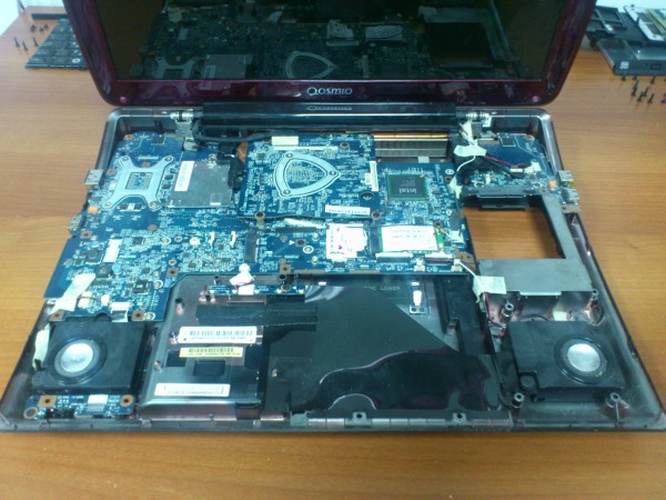 мощный игровой красный ноутбук Toshiba Qosmio X300: фото полная разборка