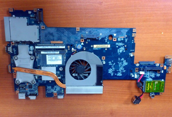 мощный игровой красный ноутбук Toshiba Qosmio X300: фото системной платы
